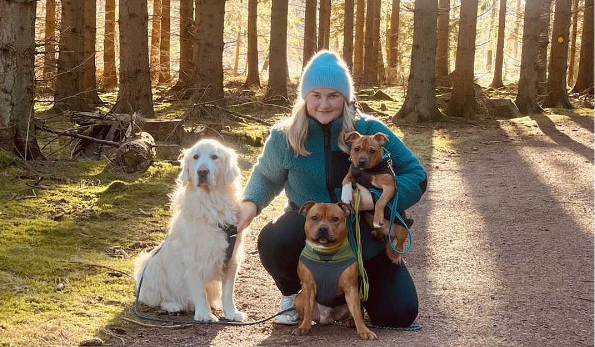 Supplements, kosttillskott. Elin sitter på en bred stig i skogen med hennes tre hundar, Örjan som är en GOlden Retriver sedan staffarna Tage och Helge. Hundarna äter Raw for paws naturliga kosttillskott för hundar och dom är så nöjda. Riktigt bra kosttillskott som elin verkligen ser resultat av
